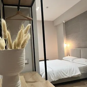 Otel Enzo & Blloku, Tiran